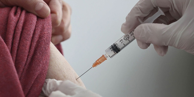 İngiltere'de üçüncü doz aşı uygulaması haftaya başlıyor