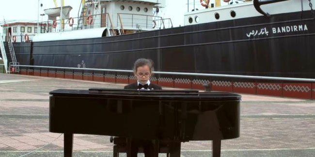 8 yaşındaki piyanistten Bandırma Vapuru Müzesi önünde 'Türk Marşı’