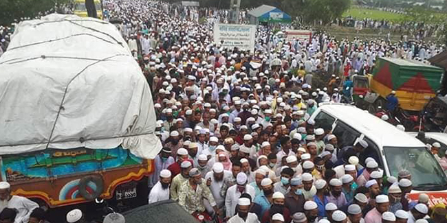 Bangladeş'te binlerce kişi salgına rağmen cenaze törenine katıldı