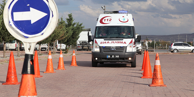 Aksaray’da ambulans sürücüleri parkurun tozunu attırdı