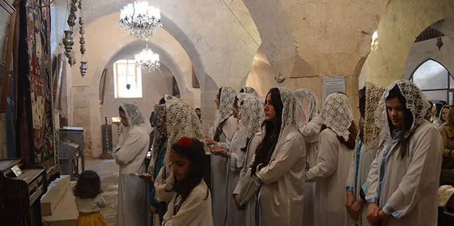 Mardin'de tarihi 2 kilisede 'paskalya' ayini