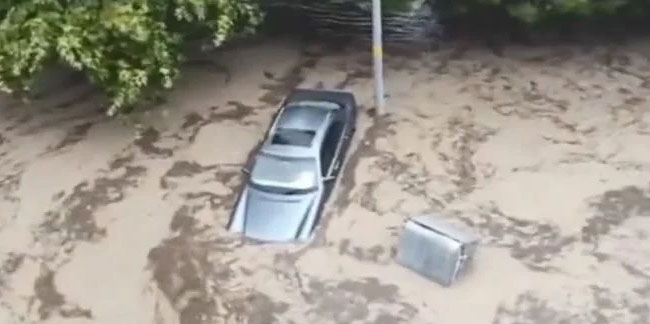 Sel Bursa'yı yıktı geçti. Dereler taştı araçlar suya gömüldü