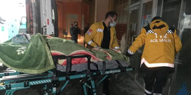 Yüksekova'da hasta kadın, yol 4 saatte açılarak hastaneye götürüldü