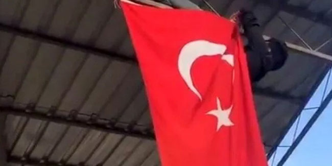 İpi kopan Türk bayrağını hayatı pahasına düzeltti