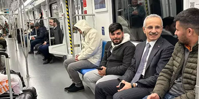 Bakan Uraloğlu, Gayrettepe-Kağıthane Metro Hattı'nı kullandı