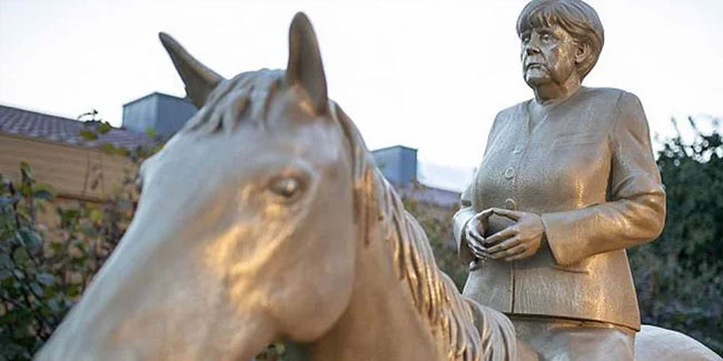 Merkel'in 3 metre heykeli yapıldı! Tepki de var beğenen de