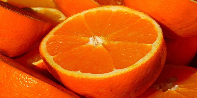 4 kişi ek bagaj ücreti ödememek için 30 kilo portakal yedi!