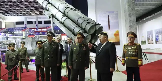 Kuzey Kore lideri Kim Jong-un, Rus Savunma Bakanı Şoygu'ya yeni silahlarını tanıttı
