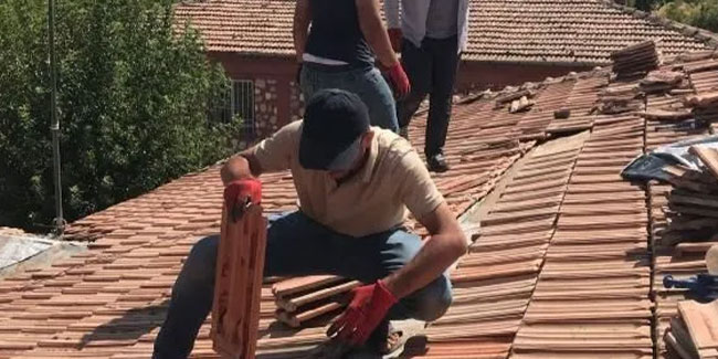 Usta bulamayınca, okul çatısını kendileri onardı