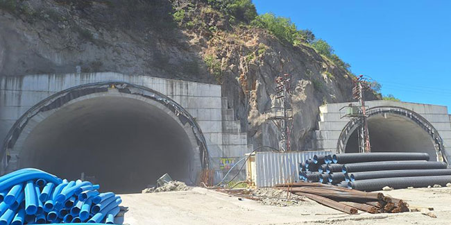 Trabzon’da tünel inşaatında çöken iskelenin altında kalan 1 işçi yaralı olarak kurtarıldı