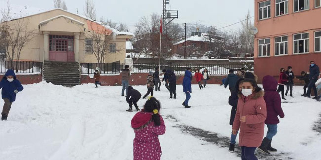 Karlıova’da yağan karın tadını çocuklar çıkardı