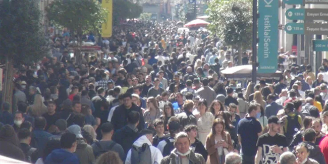 Güneşli havayı fırsat bilenler İstiklal Caddesi'ne akın etti