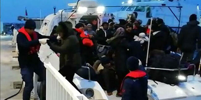 Dikili ve Çeşme'de 105 kaçak göçmen yakalandı