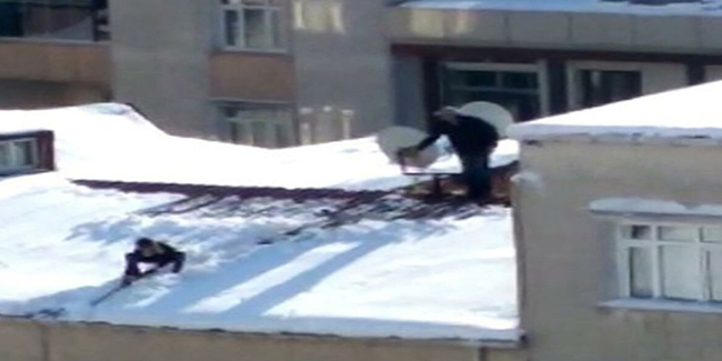 İple bağladığı çocuğa çatıda kar temizletti