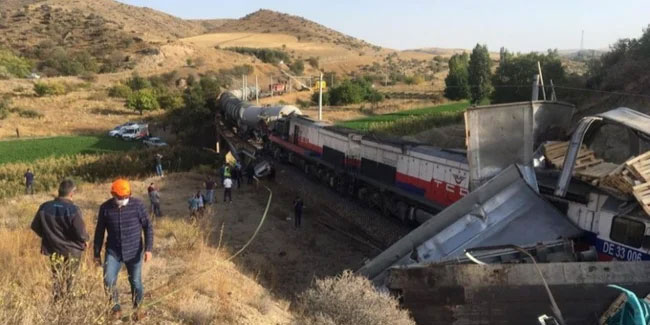 Yozgat'ta iki yük treni çarpıştı!