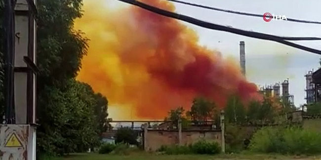 Fabrikada patlama! Gökyüzü turuncu dumanla kaplandı