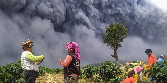 Endonezya'daki yanardağ 3 gün içinde ikinci kez patladı