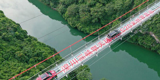 Dünyanın en uzun cam köprüsü Çin'de açıldı