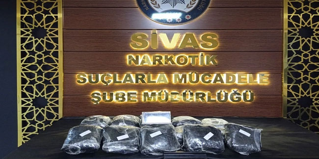 Sivas'ta yolcu otobüsü aramasında valizden 10 kilogram uyuşturucu çıktı!