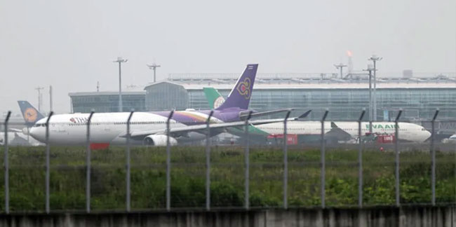 Japonya’da yolcu uçakları birbirine temas etti, pist kapatıldı