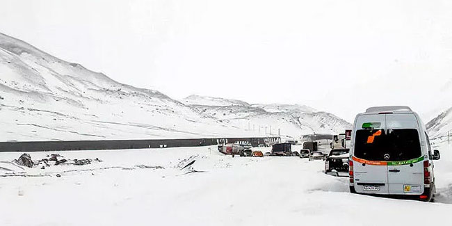 Arjantin-Şili sınırında kar esareti