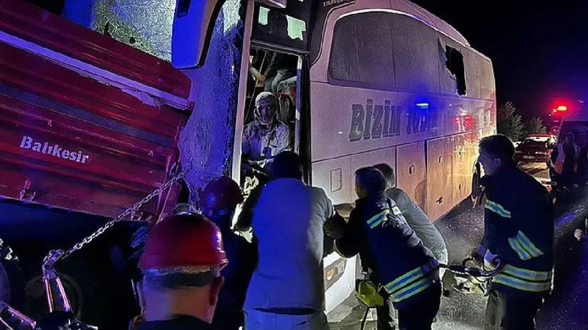 Yolcu otobüsü traktöre çarptı: 2 ölü, 18 yaralı