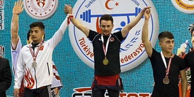 Muhammed Akkaya, halterde Türkiye şampiyonu oldu