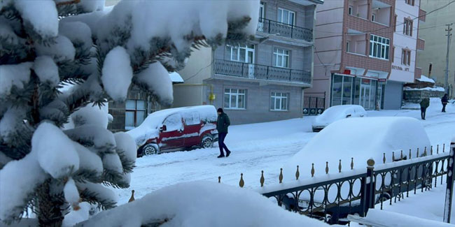 Kars’ta kar ve tipi 39 köy yolunu ulaşıma kapadı