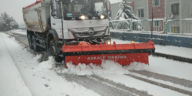 İzmit’te ekiplerin karla mücadelesi sürüyor