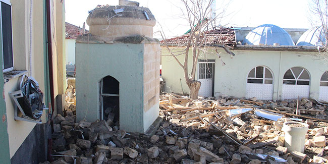 Karaman’da yıldırım düşen caminin minaresi yıkıldı