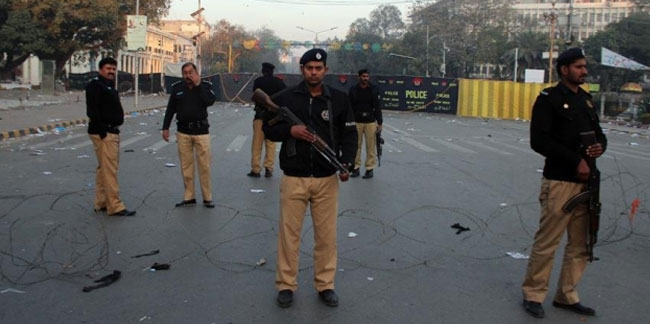 Pakistan'da sağlık çalışanlarını koruyan polis memuru öldürüldü