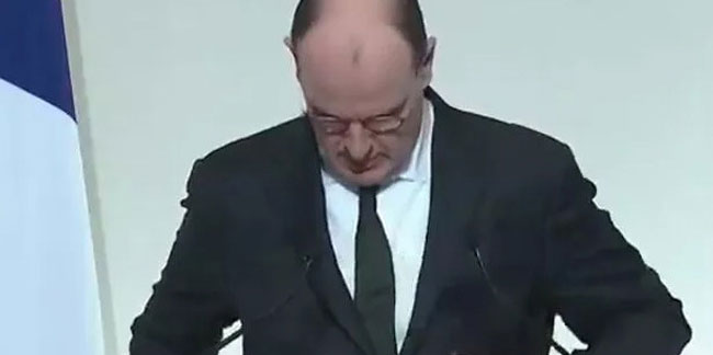 Fransa Başbakanı taktığı gözlüğü fark etmeyerek cebinde gözlük aradı