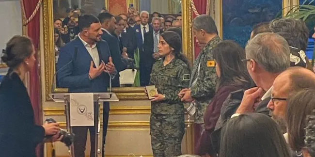 Fransa Senatosu'nda YPG-YPJ komutanlarına onur madalyası verildi