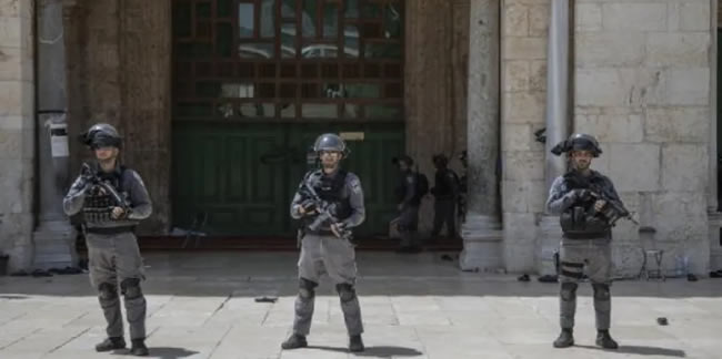 İsrail polisi eşliğinde Mescid-i Aksa'ya baskın