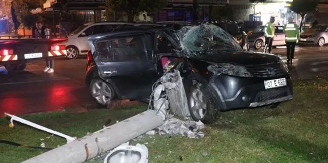 Antalya'da otomobil elektrik direğine çarptı: 5 yaralı