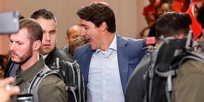 Kanada Başbakanı mitinge çelik yelekle katıldı