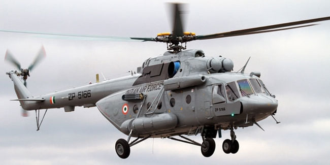 Hindistan'da askeri helikopter düştü