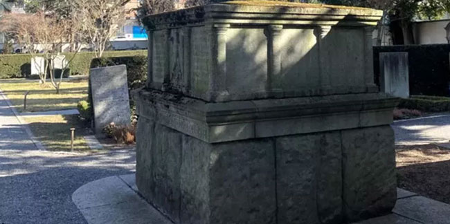 İsviçre'de bir mezarlıktaki 13 tonluk taşın, Nazi anıtı olduğu ortaya çıktı