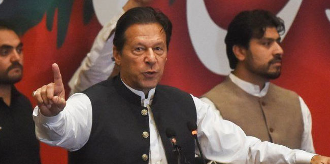 Pakistan'da erken seçim sesleri: Han hükümete süre verdi