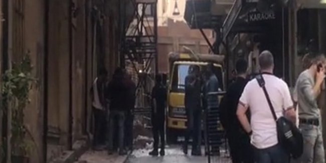Beyoğlu'nda duvar çöktü, 1 kişi enkaz altında kaldı