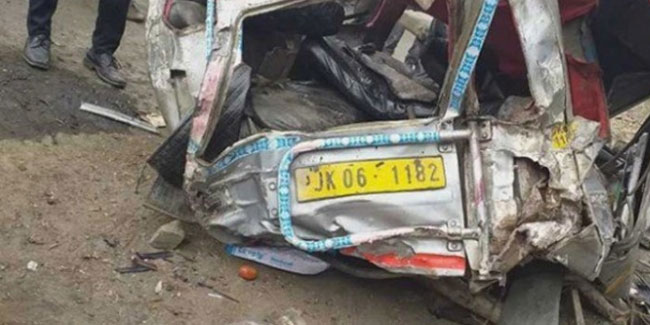 Cammu Keşmir'de minibüs uçuruma yuvarlandı