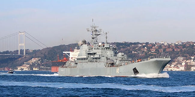 Rus savaş gemisi Boğaz'dan geçti!
