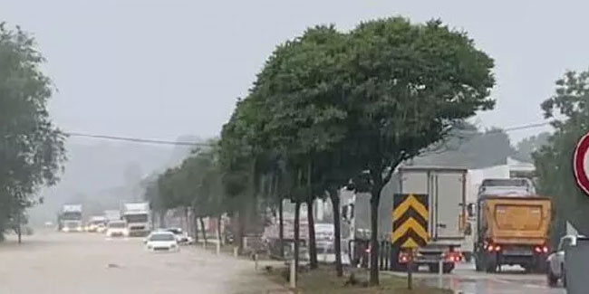 Düzce-Zonguldak yolunda ulaşıma şiddetli yağış engeli