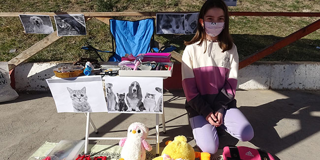 10 yaşındaki İpek sokak hayvanları için kurduğu tezgahta eşyalarını satıyor