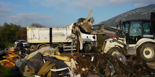Bodrum'da iki ayrı noktadan 17 kamyon atık toplandı