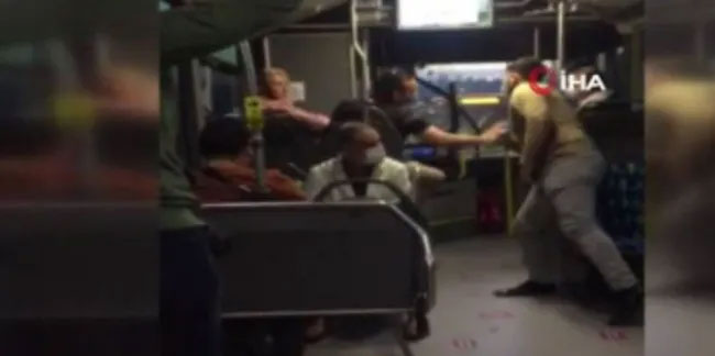Metrobüste "bacak bacak üzerine attın" kavgası