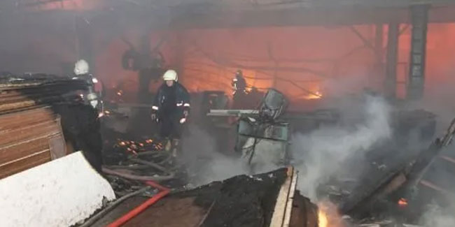 Mersin'deki mobilya fabrikası yangınında 3 işçi ve 1 itfaiye eri hayatını kaybetti