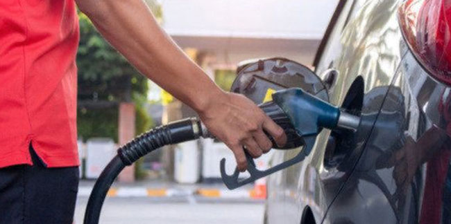Akaryakıt fiyatları 30 liraya koşuyor: Benzin ve motorine yeni dev zam