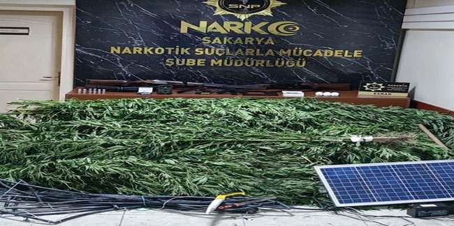 Sakarya'da polis ekiplerinden uyuşturucu operasyonu! Tırda onlarca paket uyuşturucu ele geçirildi