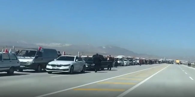Davutoğlu'ndan yüzlerce araçlık konvoyla gövde gösterisi